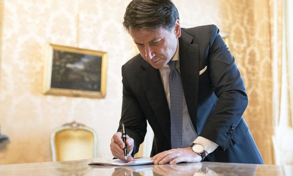 Il Presidente del Consiglio Conte firma il decreto 8 marzo 2020