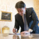 Il Presidente del Consiglio Conte firma il decreto 8 marzo 2020