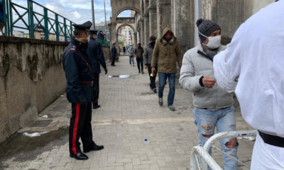 Carabinieri gestiscono ordine nella fila per la distribuzione dei pasti