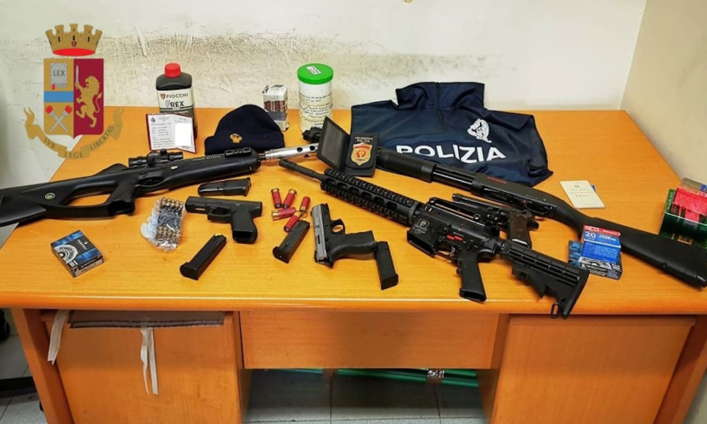 Armi e segni distintivi della Pollizia di stato Trovati a Giugliano