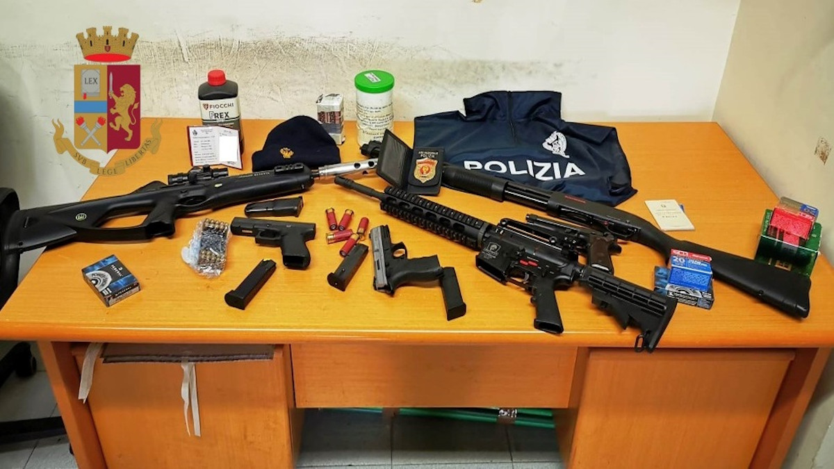 Armi e segni distintivi della Pollizia di stato Trovati a Giugliano