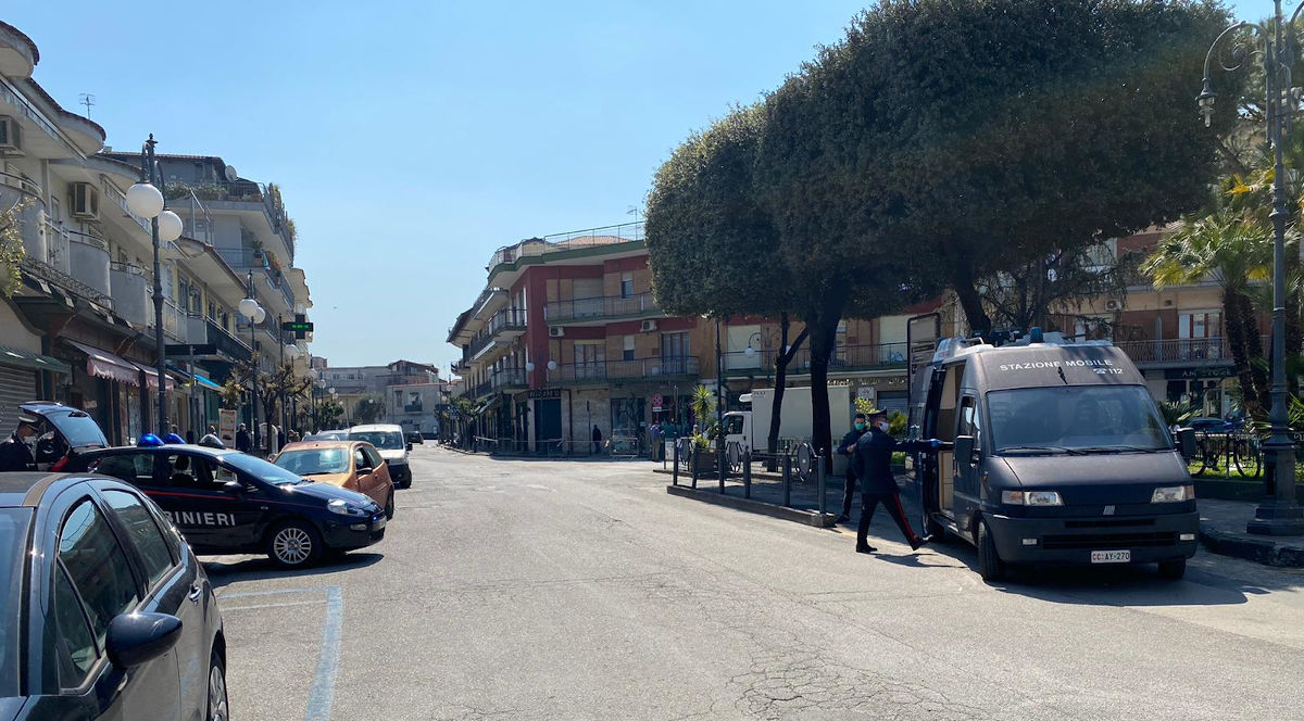 Controlli dei Carabinieri di Qualiano In piazza Rosselli
