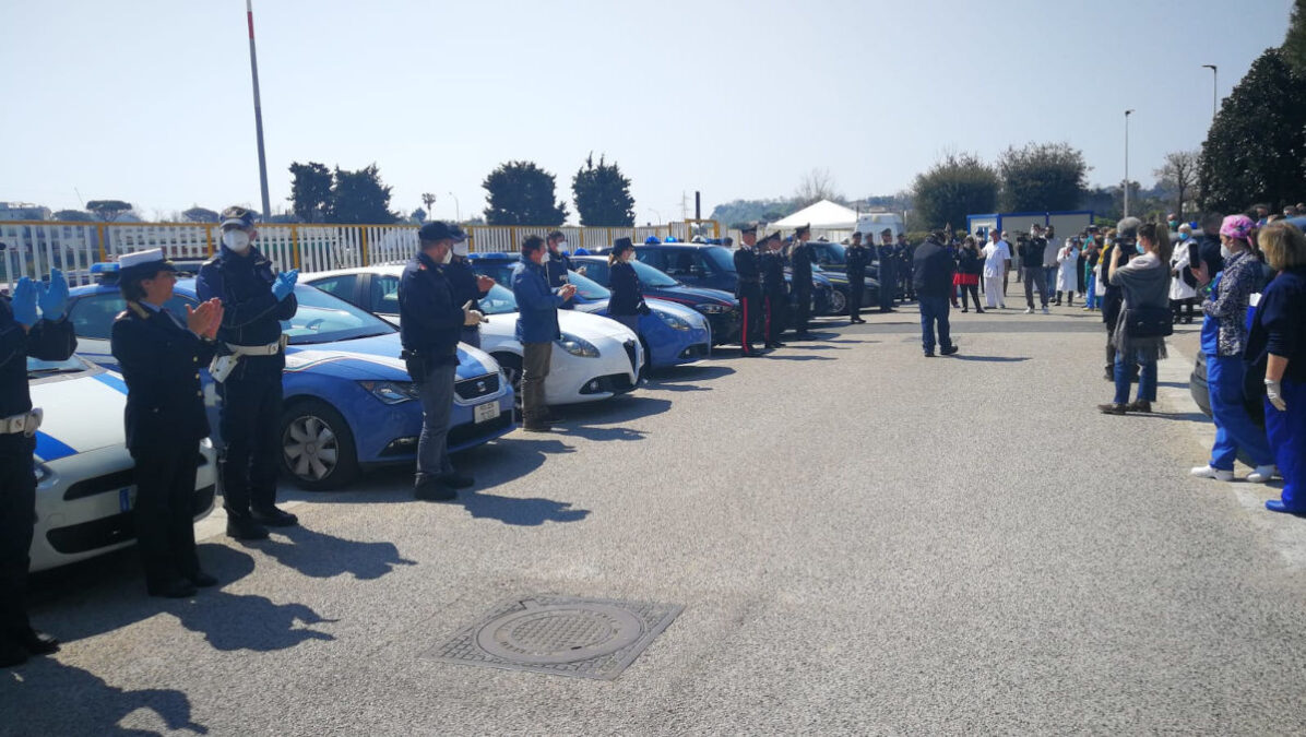 Inchino di Pozzuoli a forze dell'ordine
