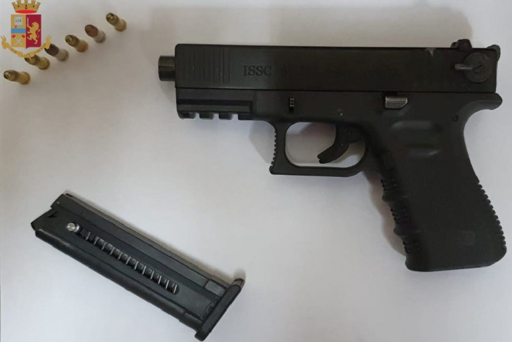 Pistola sequestrata a Secondigliano in via del Cassano
