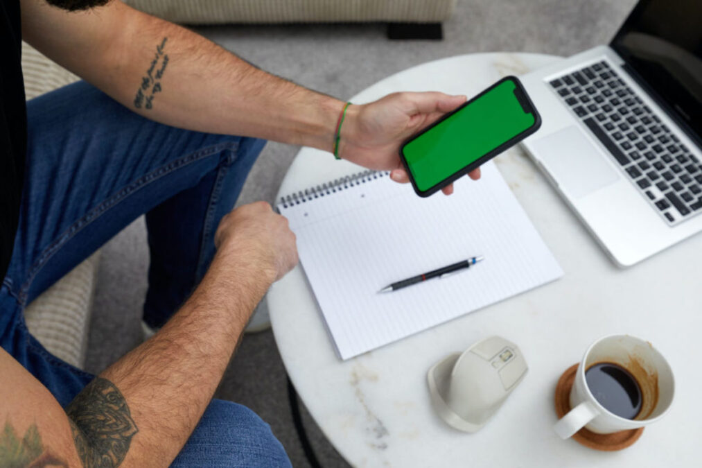 Persona che usa il cellulare