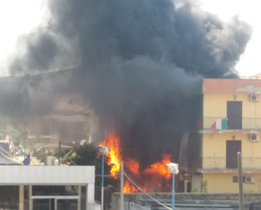 Incendio Villaricca via antica vonsolare campana