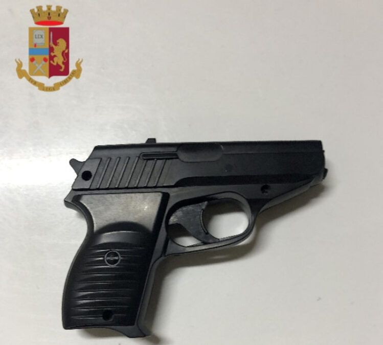Napoli pistola finata sequestrata via duomo