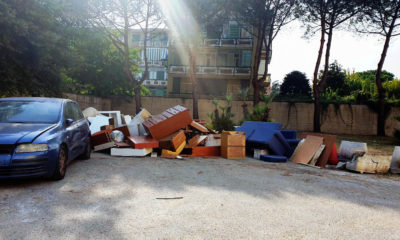 Discarica nel piazzale del Comune di Melito
