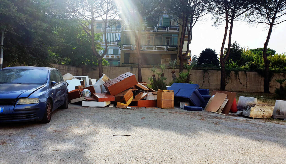 Discarica nel piazzale del Comune di Melito