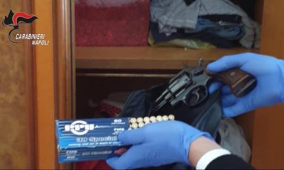 Una delle pistole rinvenute a Barra