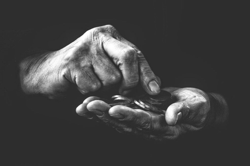 povertà mani soldi