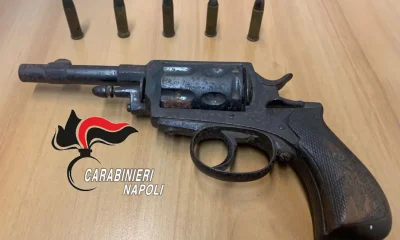 Pistola, Afragola maltratta moglie