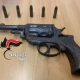 Pistola, Afragola maltratta moglie