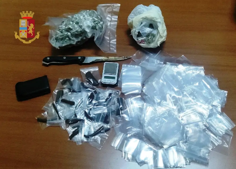 Sorpreso con droga e pistola