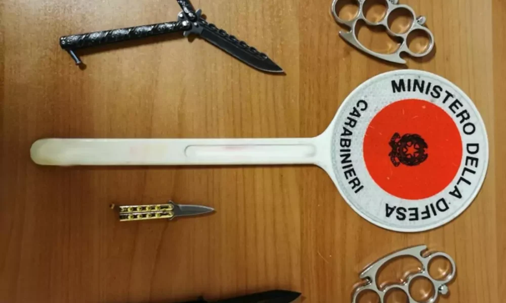 In giro a napoli con coltello a farfalle e tirapugni