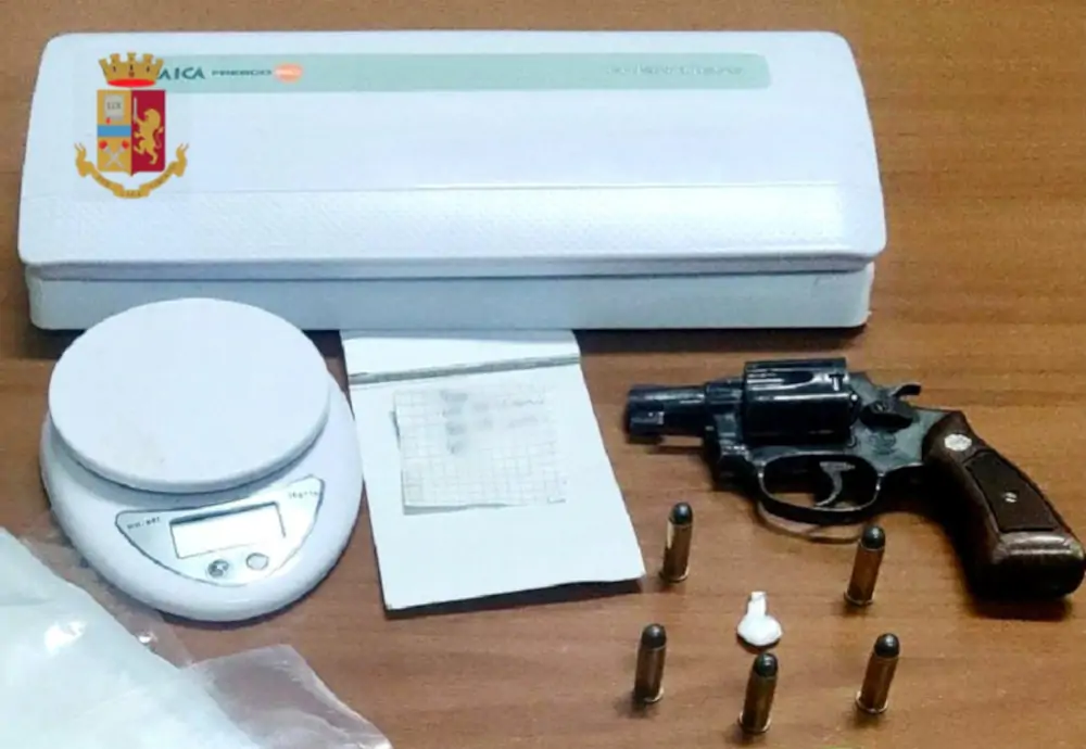 Sorpreso con droga e pistola