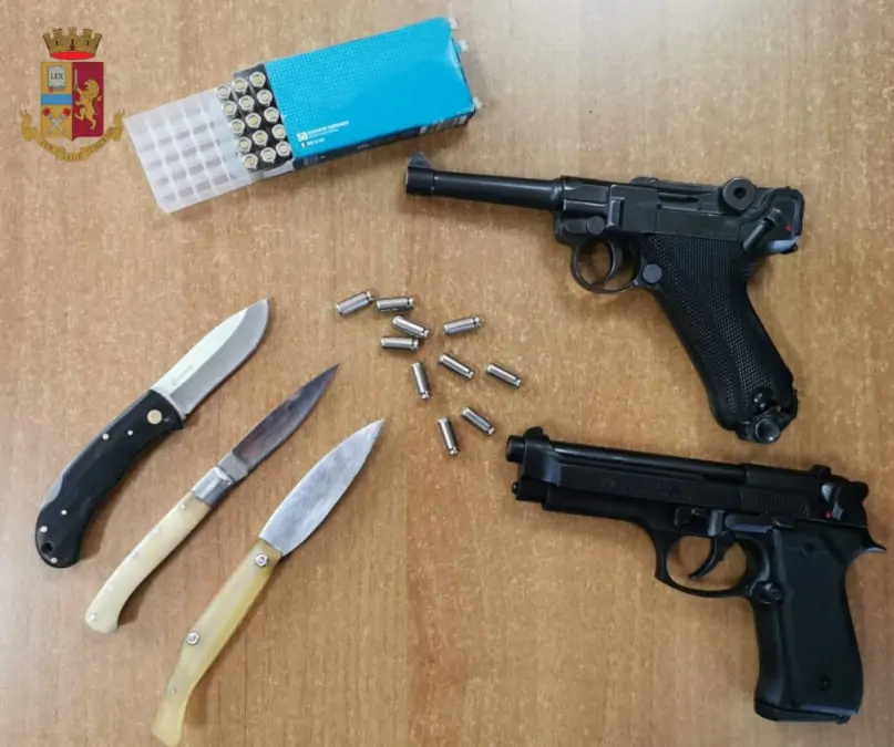 Minaccia una donna in hotel a Napoli