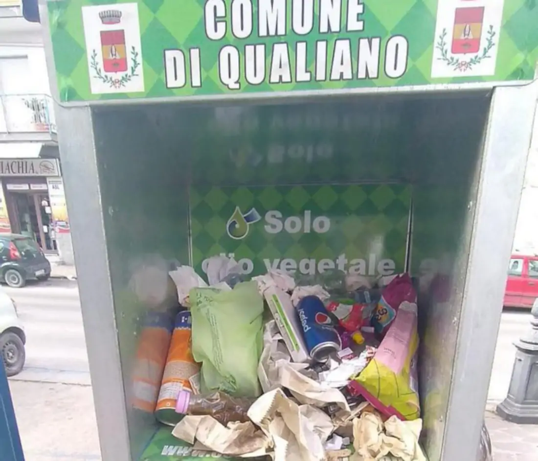 Rifiuti in raccoglitori olio a Qualiano