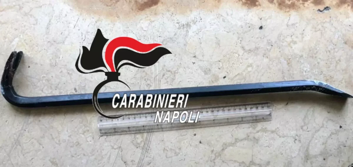 Ruba in 2 stabilimenti balneari con un piede di porco