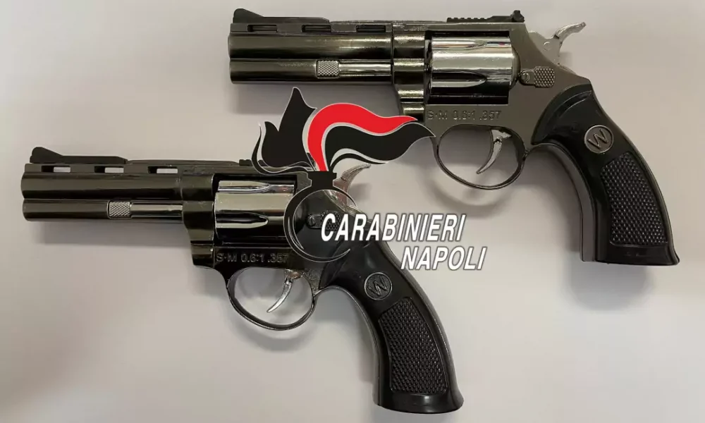 Minacciano uomo a Torre del Greco con pistoel accendino