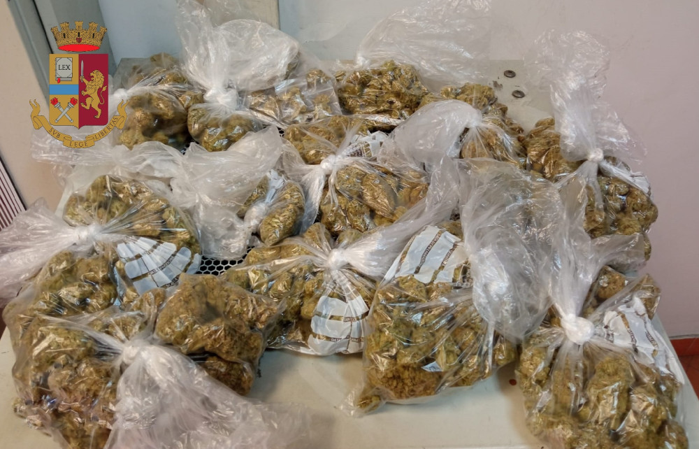 In casa con 895 grammi di droga