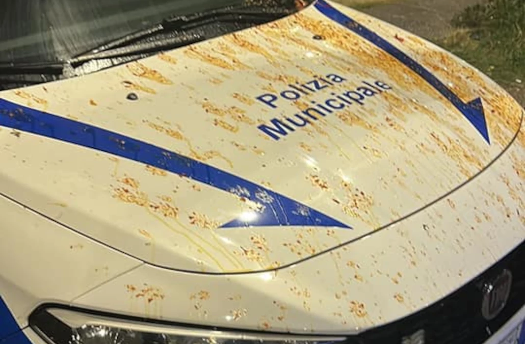 Accerchiano ed aggrediscono la Polizia Locale