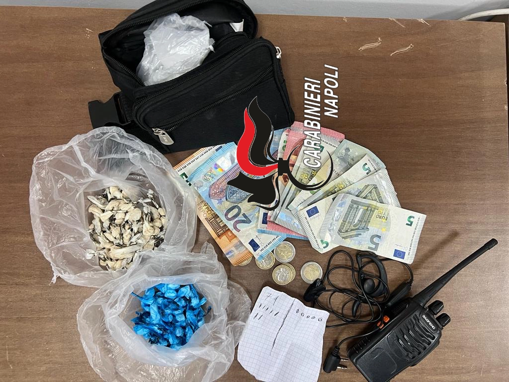 spaccia droga ai domiciliari