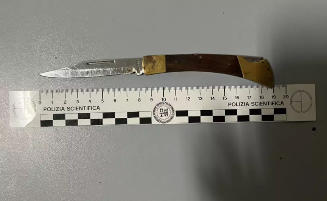 aggredisce 2 militari