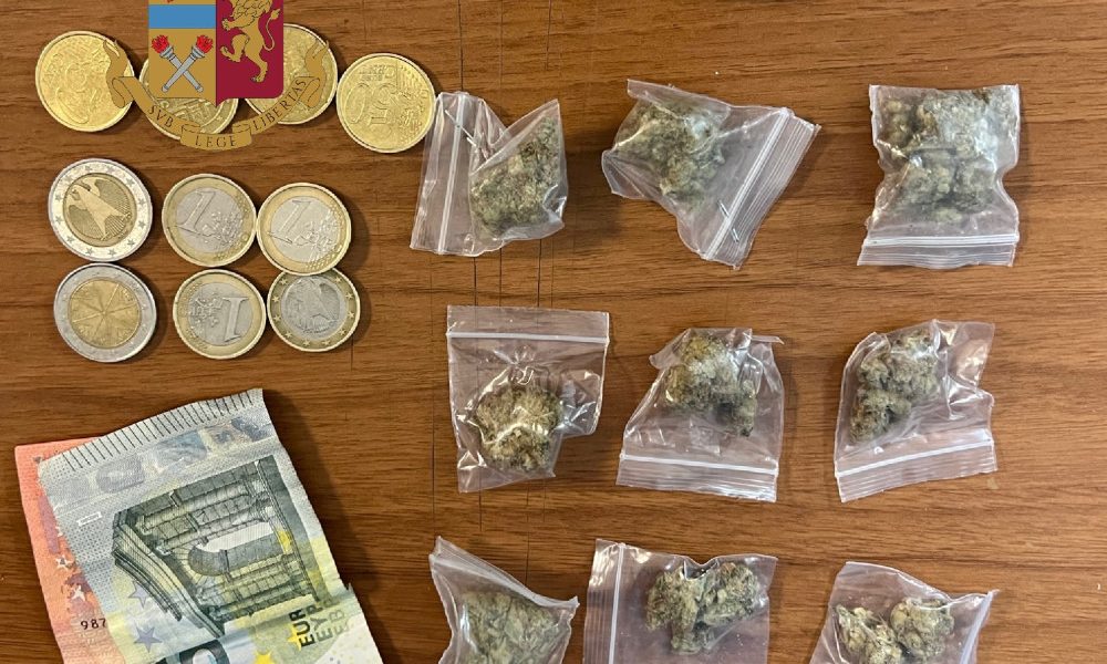 Spacciava marijuana e hashish a Napoli