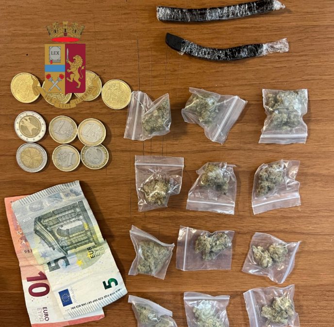 Spacciava marijuana e hashish a Napoli