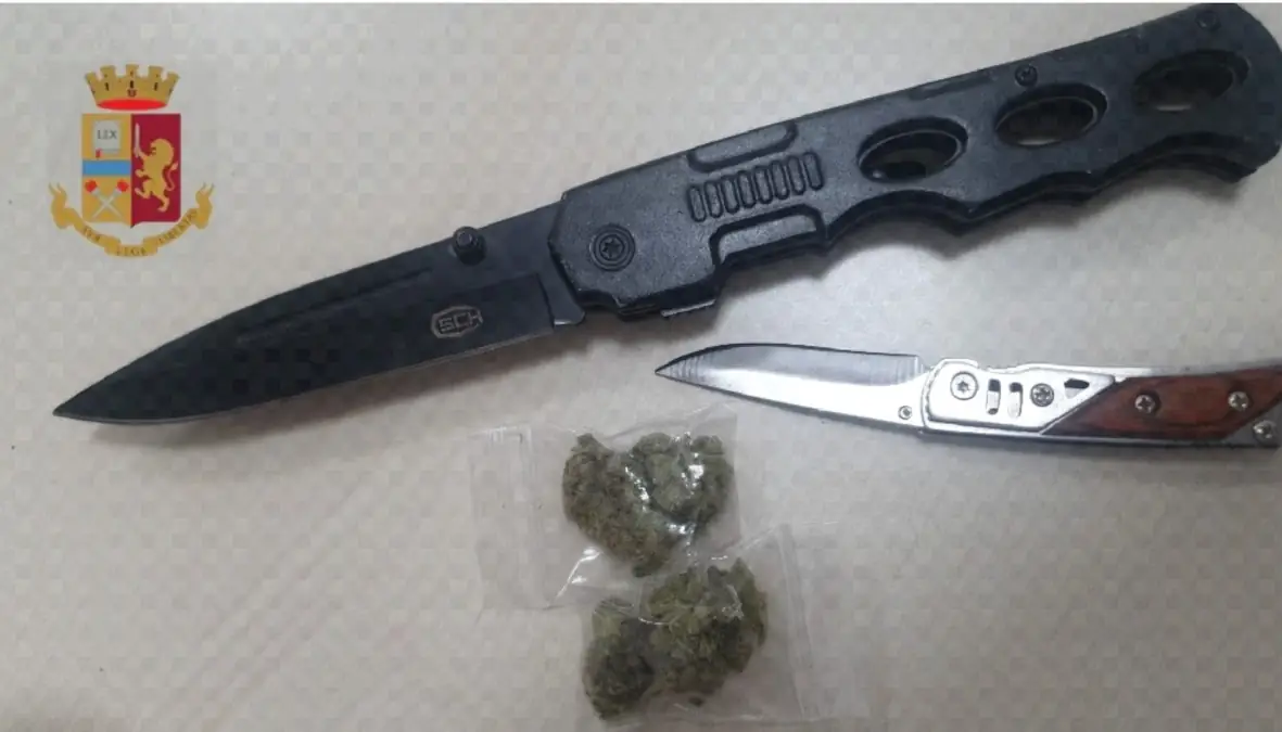 In giro a Napoli con coltelli e droga