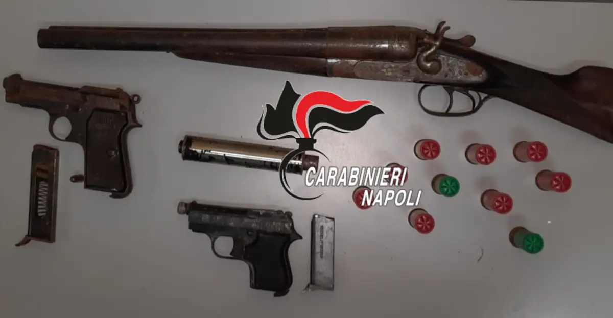 Arsenale in casale abbandonato a Giugliano
