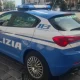 Aggredisce fidanzata e poliziotti