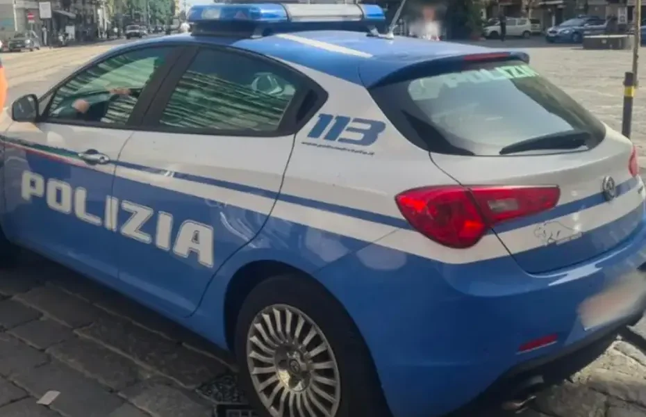 Aggredisce fidanzata e poliziotti