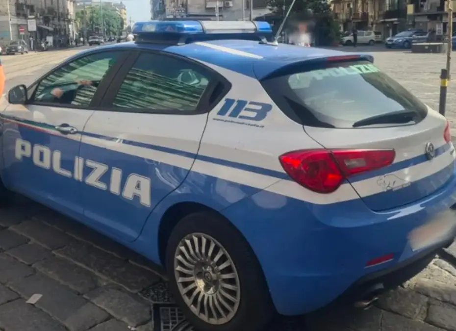 Aggredisce fidanzata e poliziotti