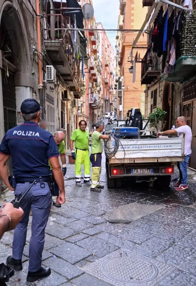 Quartieri Spagnoli: rimossi paletti abusivi