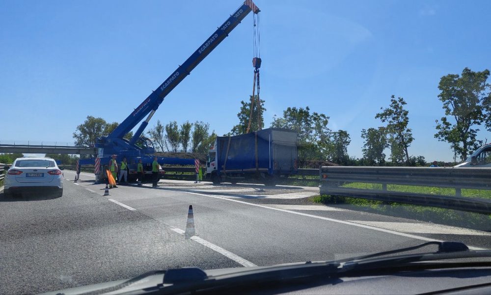 Camion si ribalta sulla SS7 Bis
