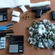 Sorpreso con pistola e droga