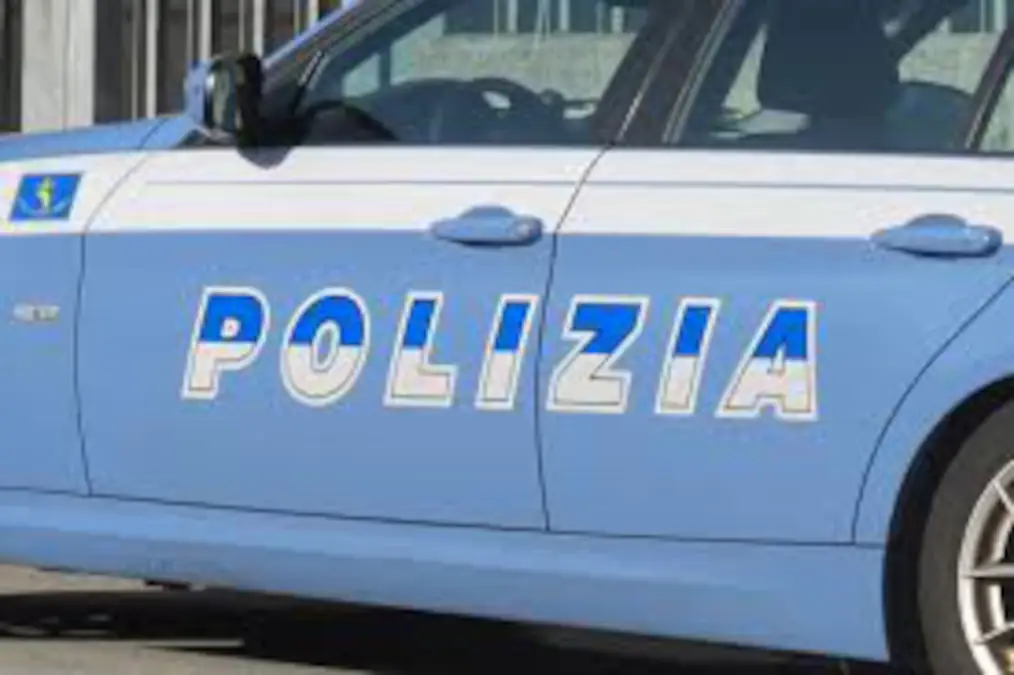 Gli propone dei profumi