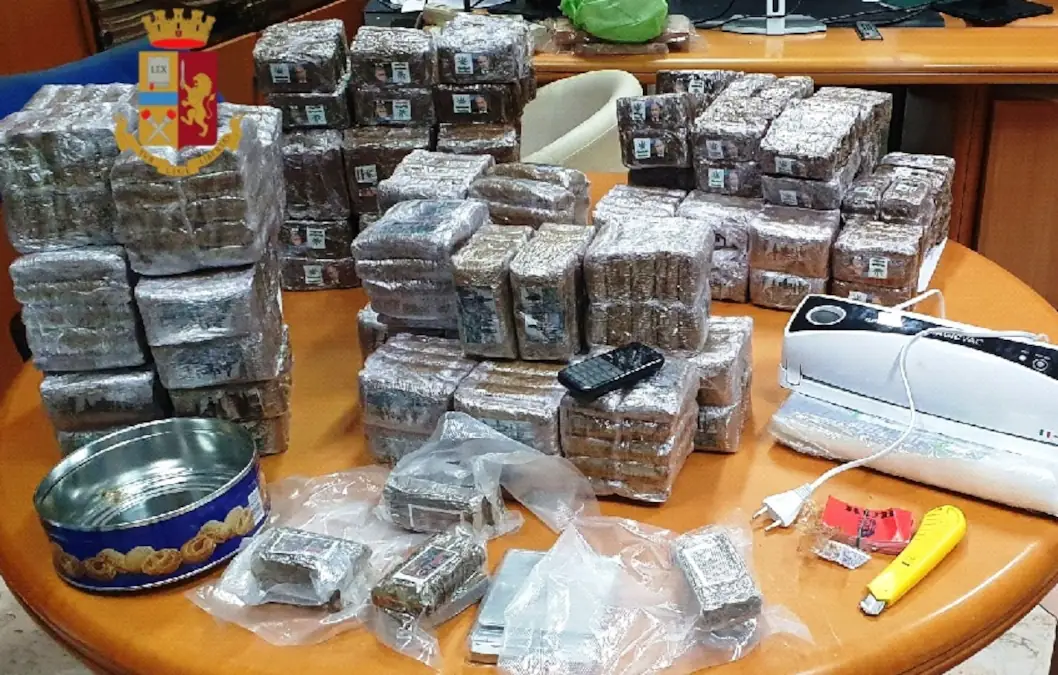 59kg di hashish in casa a Volla