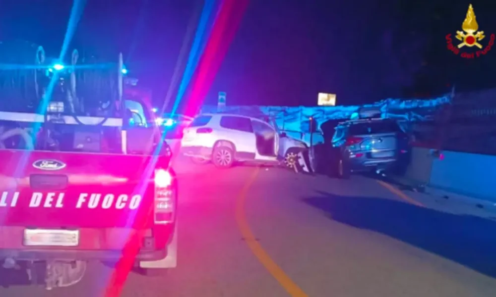 Violento scontro tra 2 auto