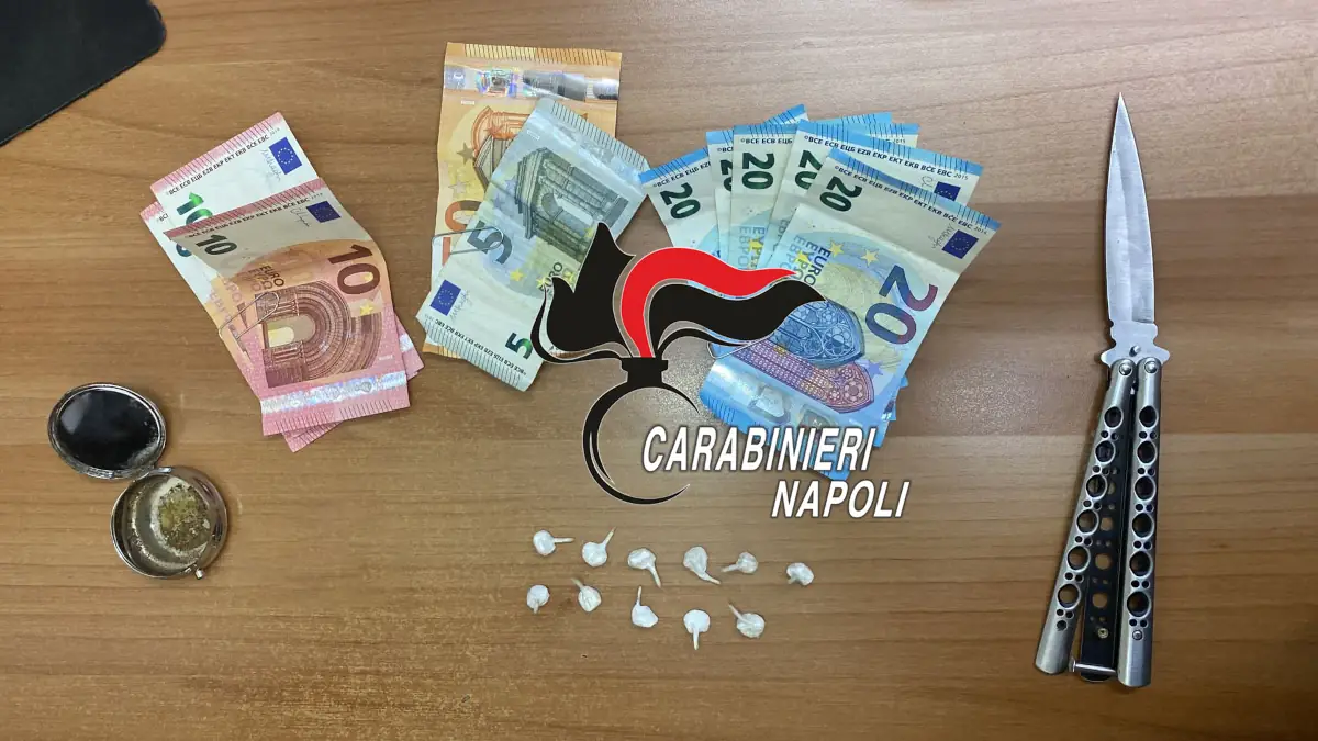 Trovato con coltello e droga