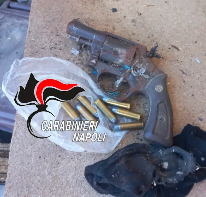 Era ai domiciliari e nascondeva pistola