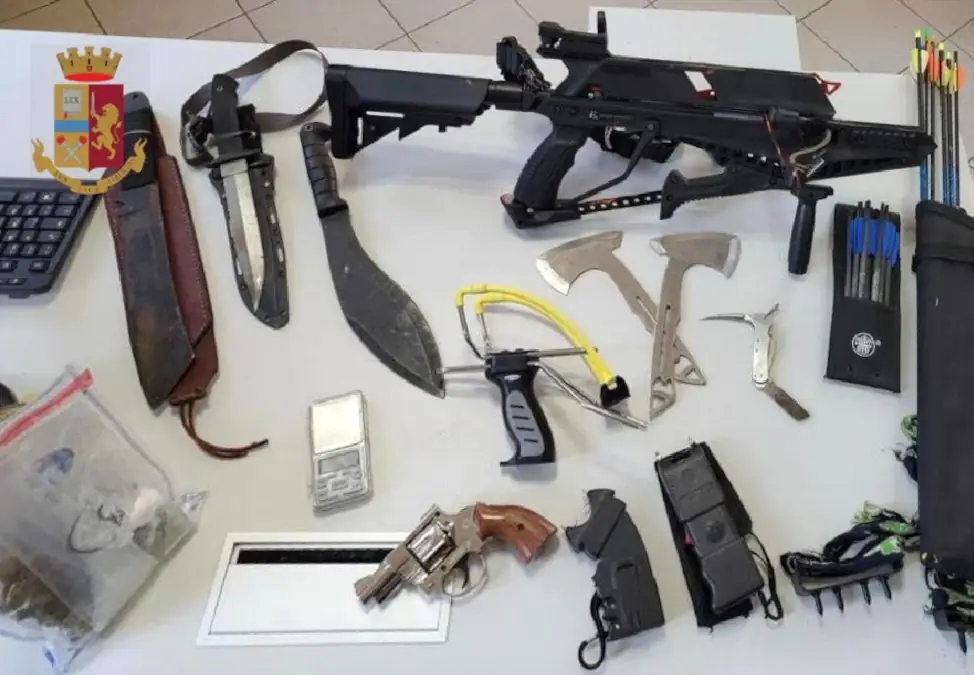 Sorpreso con armi e droga