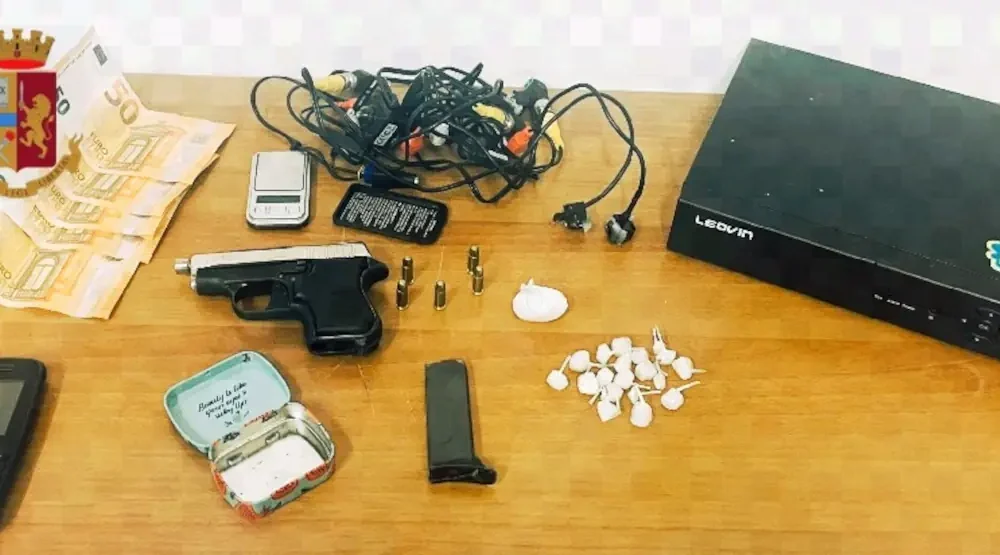 Sorpreso con armi e droga in casa