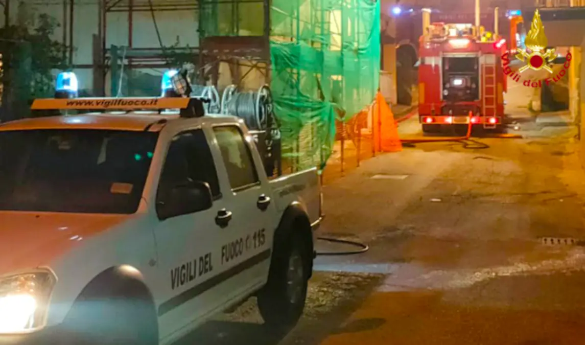 Avellino: tetto in fiamme