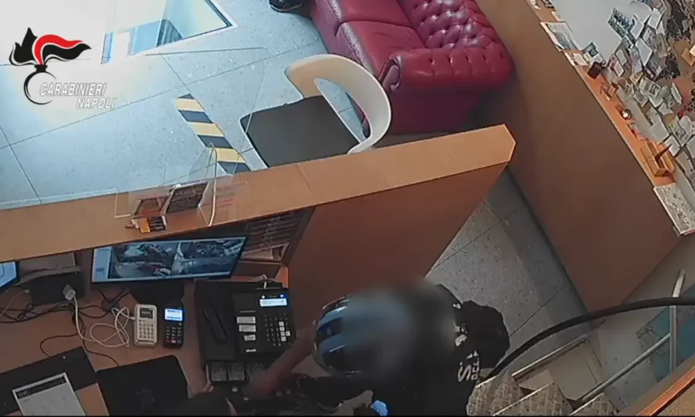 Rapina ostello con uno scooter rubato