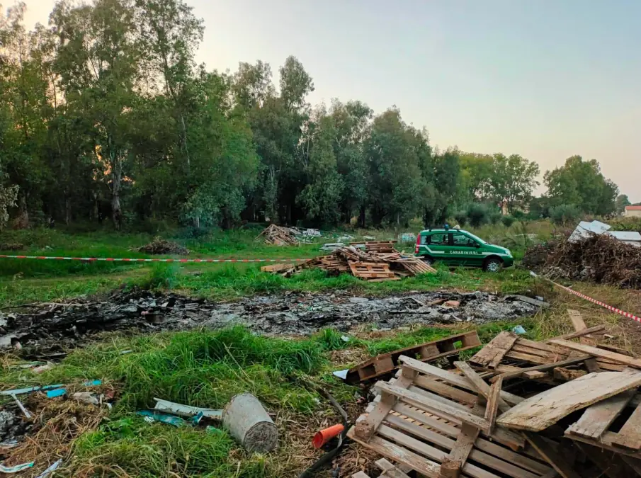 Rifiuti dati alle fiamme