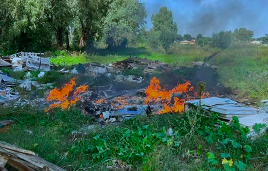 Rifiuti dati alle fiamme