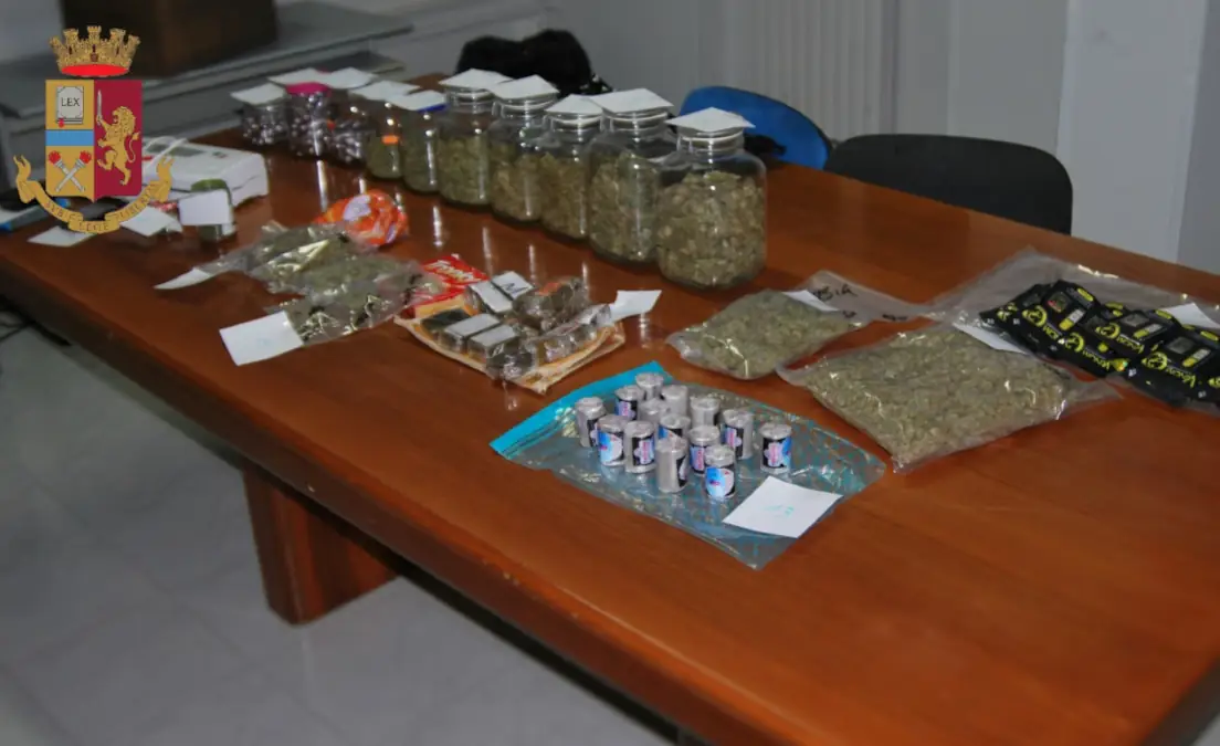 Sequestrati oltre 4 kg di droga